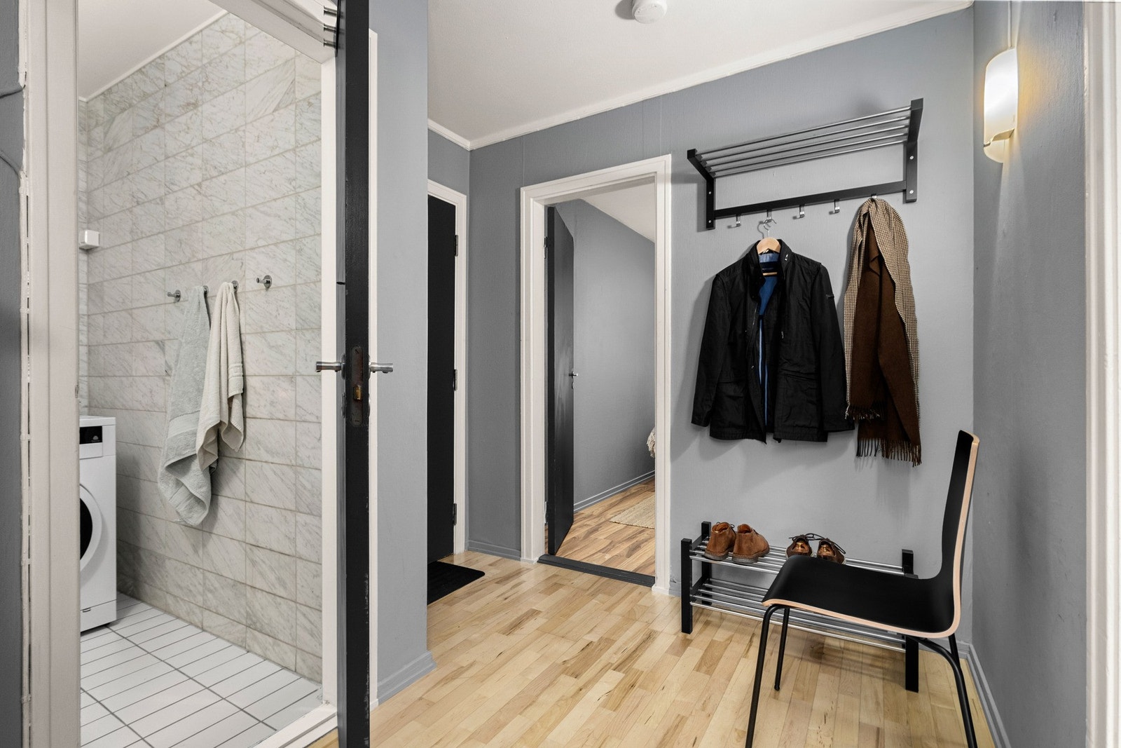 God plass til å henge fra seg sko og yttertøy Galleribilde