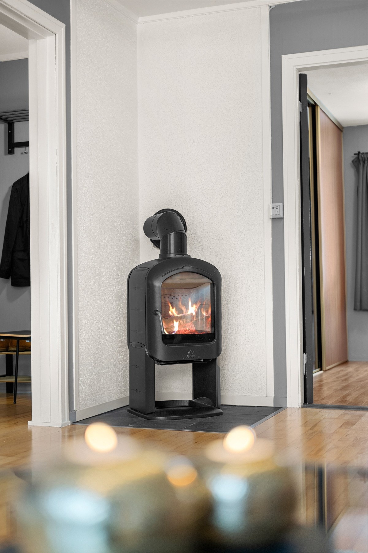 Flott vedovn som gir en lun og varm atmosfære i rommet Galleribilde