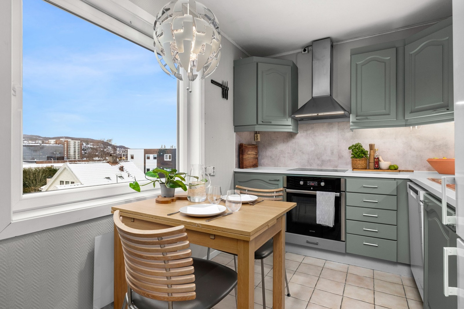 Det er også plass til en spisesone på kjøkkenet Galleribilde