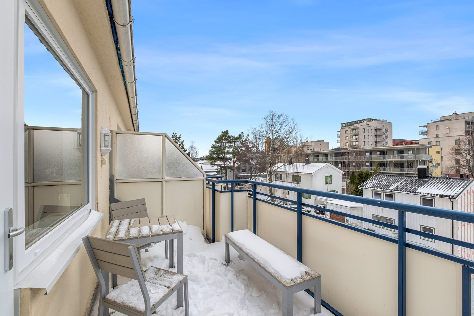 Balkongen måler 7,8 kvm og har plass til tilhørende møblement Galleribilde