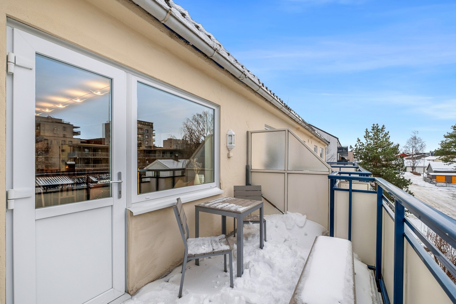 Balkongen er vestvendt som sikrer svært gode solforhold gjennom store deler av dagen Galleribilde