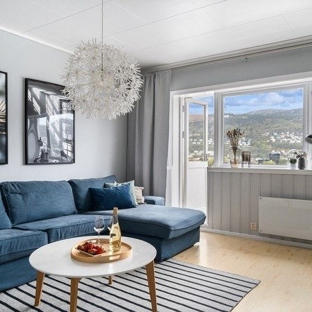 Stue med adkomst til balkong (Merk: Bilder er tatt før nåværende bebore flyttet inn, altså er pynten annerledes.i dag) Galleribilde