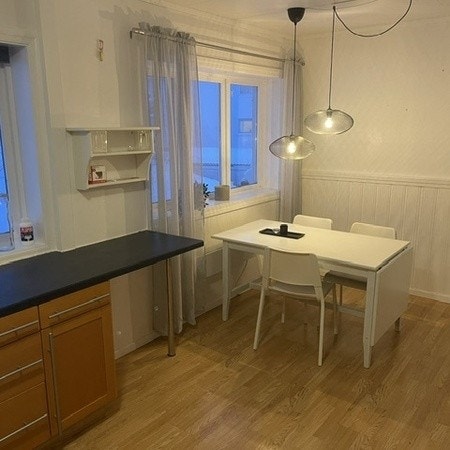 Spisebord i tilknytning kjøkken Galleribilde