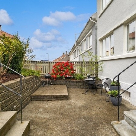 Solvendt uteplass Galleribilde