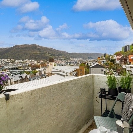 Balkong fra stuen, med morgensol og utsikt mot Ulriken Galleribilde