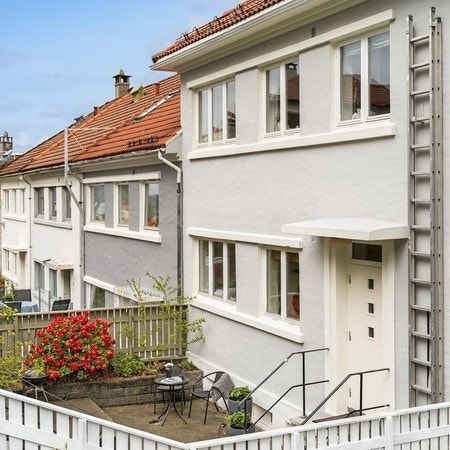 Fasade med uteplass og inngangsparti Galleribilde