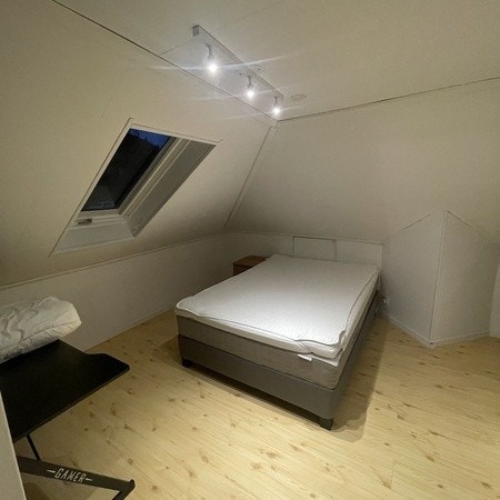 Soverom - Seng og skrivebord Galleribilde