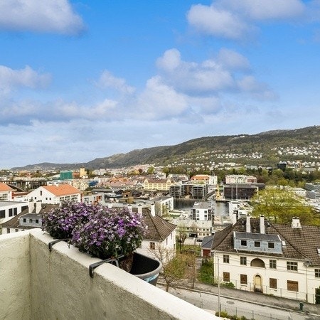 Balkong fra stuen. Utsikt mot sentrum. Galleribilde