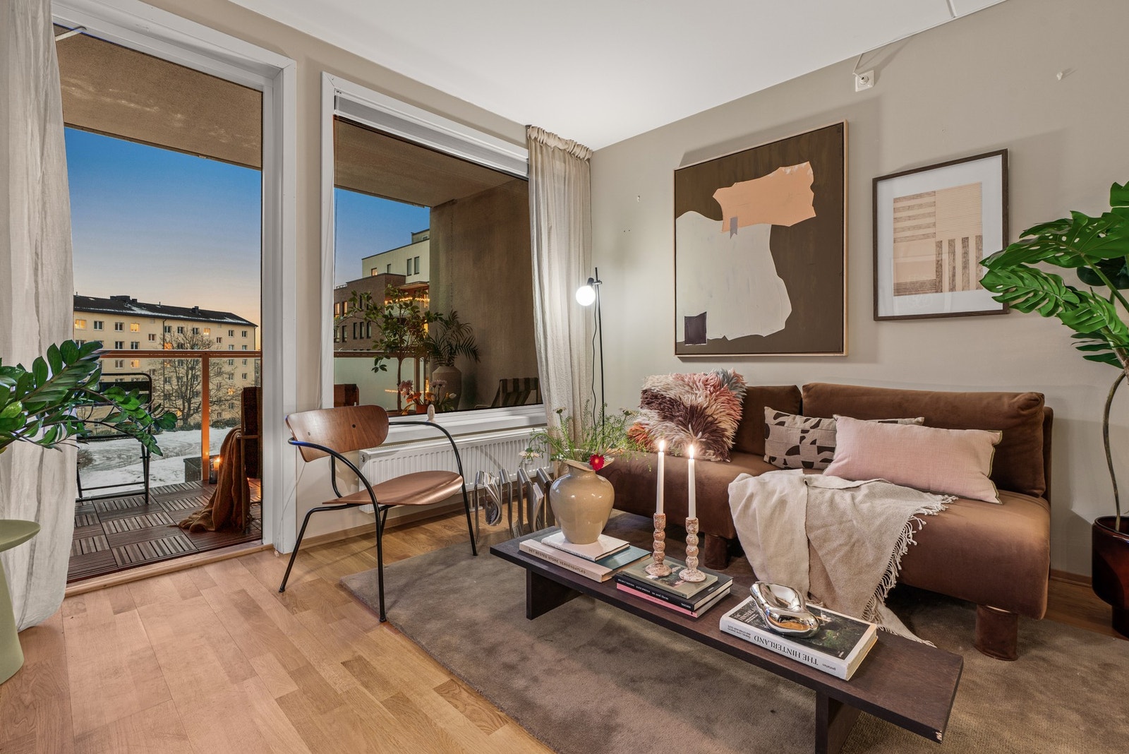 Fra stuen er det utgang til en koselig balkong som er en fin forlengelse av stuen på sommerstid Galleribilde