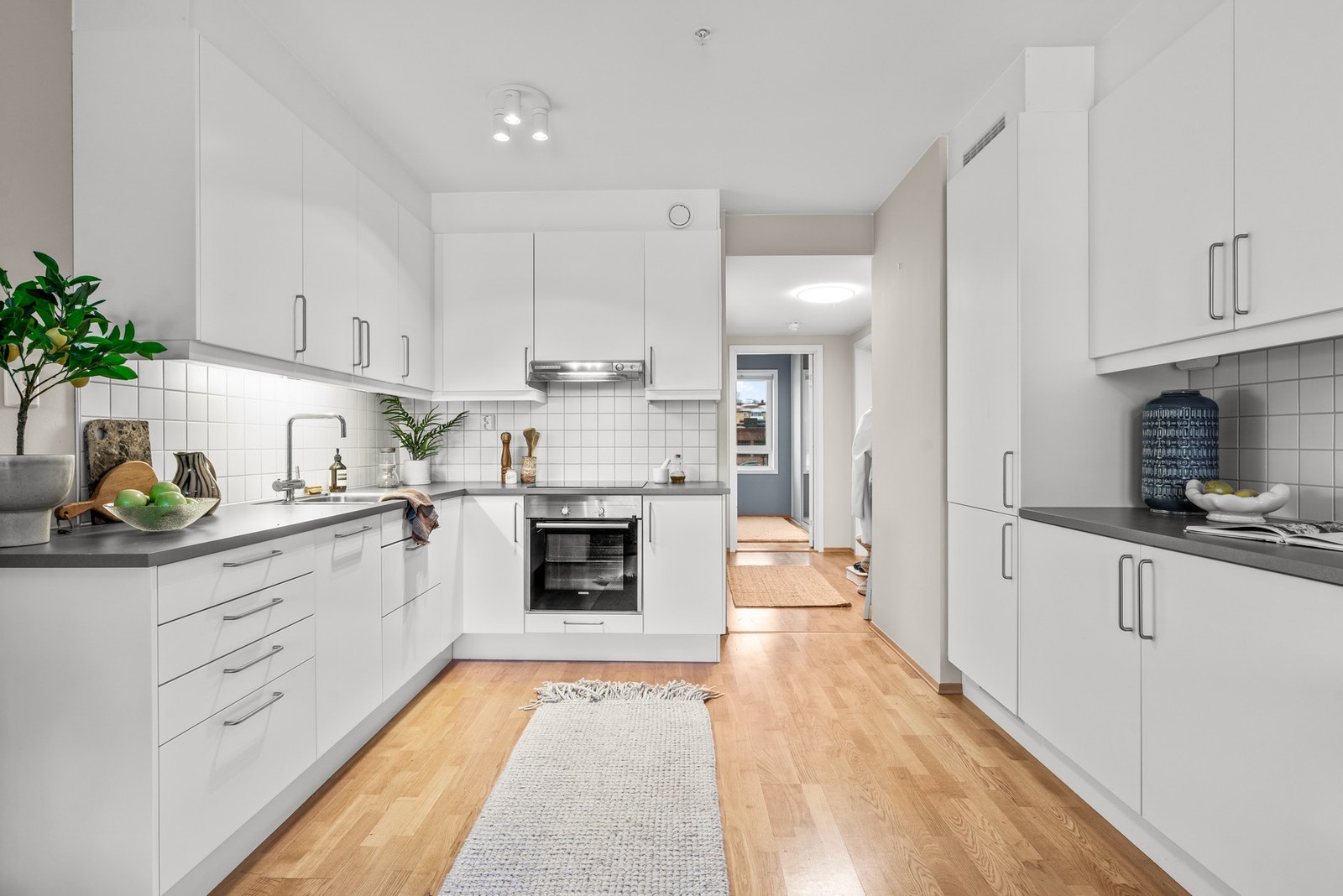 Kjøkkeninnredning fra Marbodal med integrerte hvitevarer Galleribilde