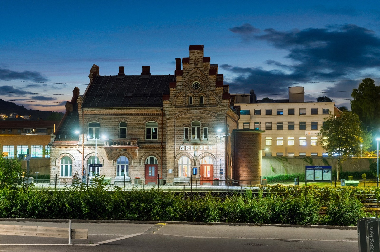 Det er kort vei til offentlig transport som buss, trikk, tog og T-bane Galleribilde