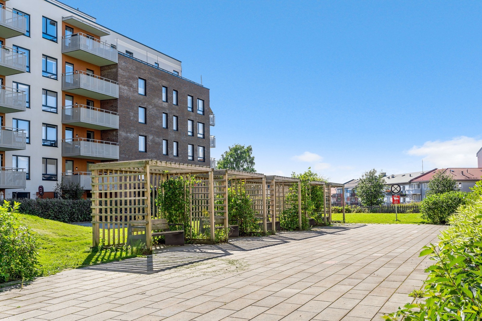 Pent opparbeidede uteområder med sittegrupper Galleribilde