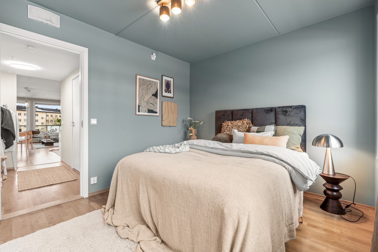 Leiligheten har et meget romslig soverom med plass for stor dobbeltseng Galleribilde