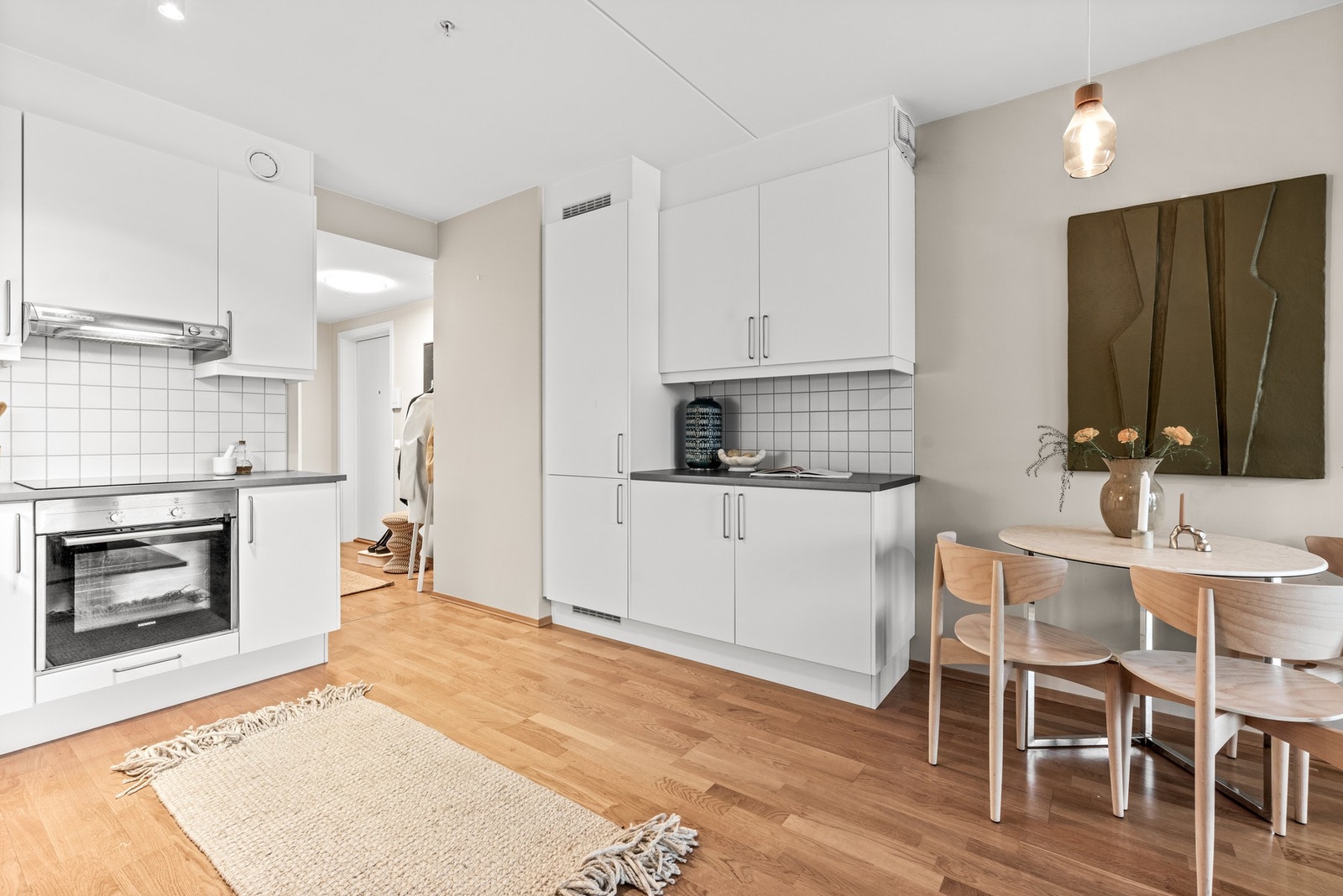 Det er godt med oppbevaring i skap på kjøkkenet Galleribilde