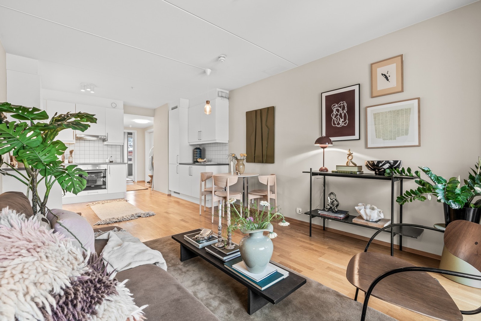 På gulvet er det 3-stavs parkett og det er glatte, malte flater på vegg Galleribilde