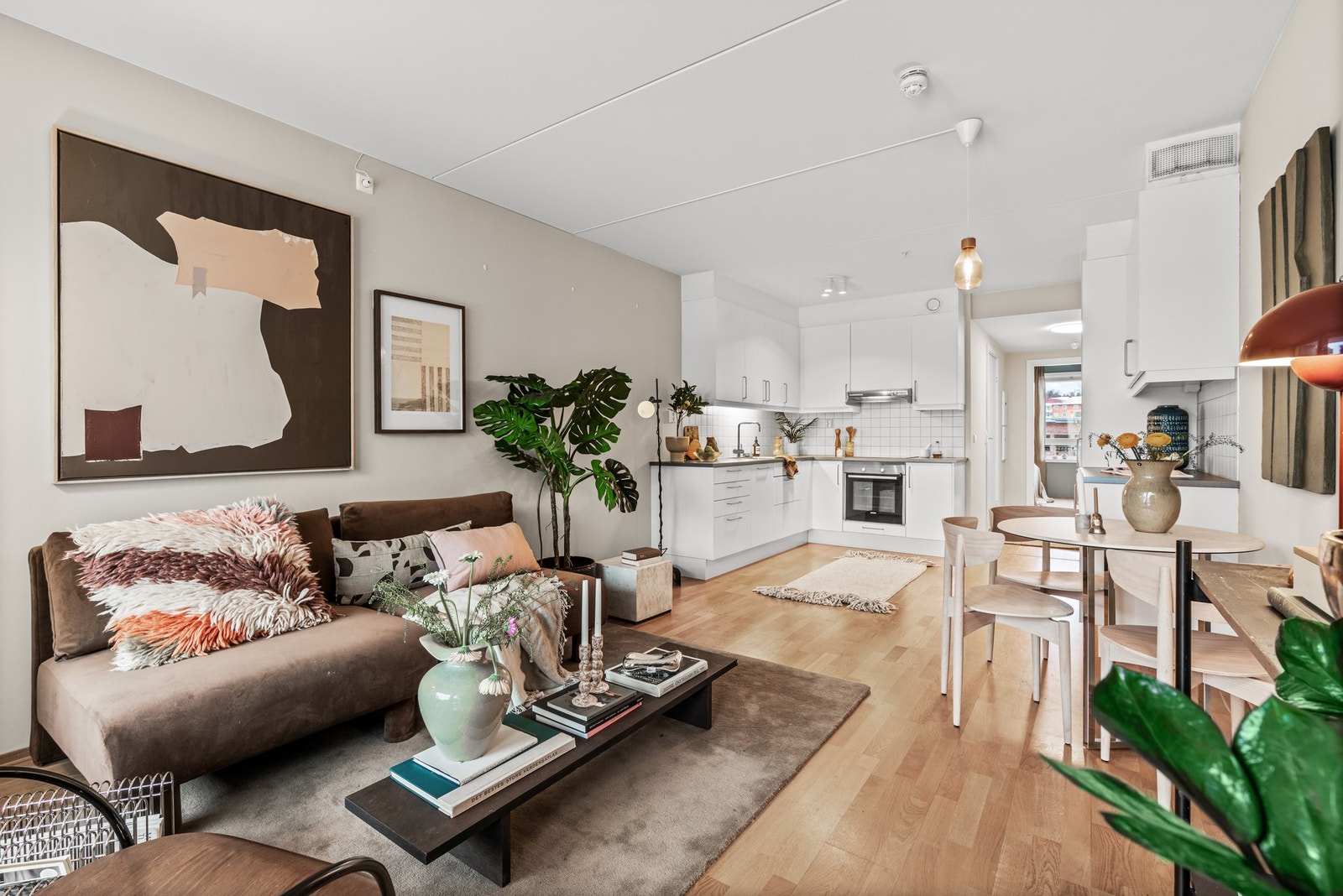 Leiligheten har en fin, lys stue med åpen kjøkkenløsning som er selve hjertet i leiligheten Galleribilde