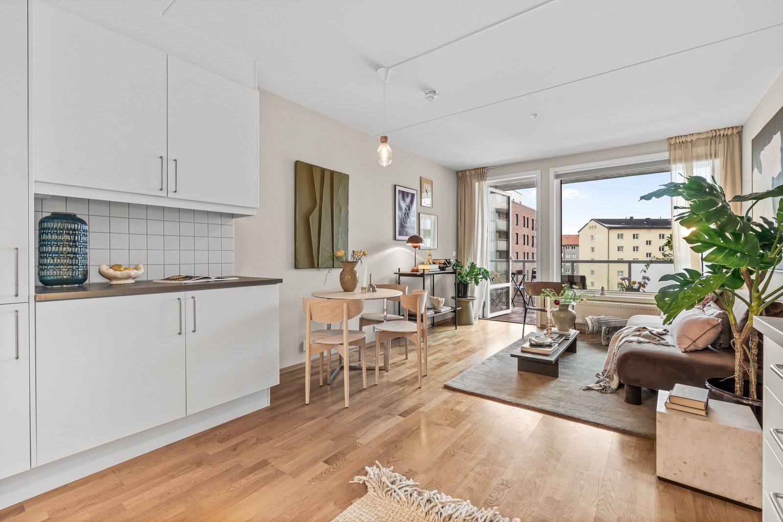 Det er store vinduer som gir rommet fine lysforhold Galleribilde