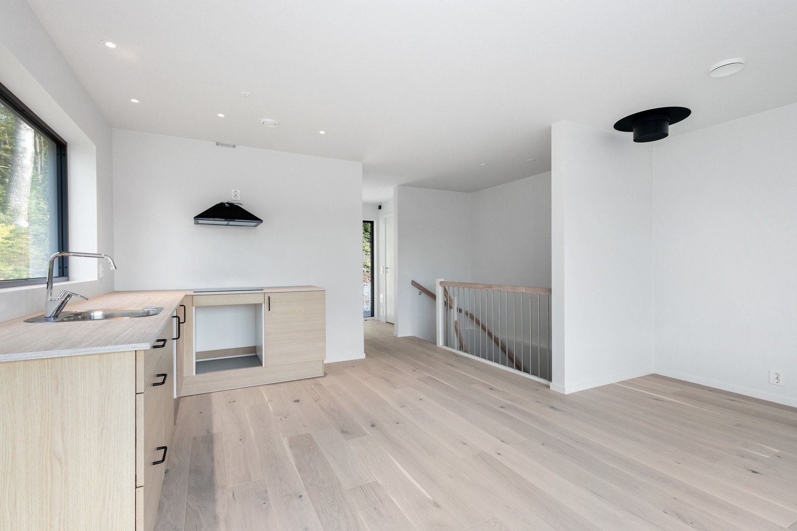 Kjøkkeninnredning med avsatt plass for hvitevarer. Galleribilde