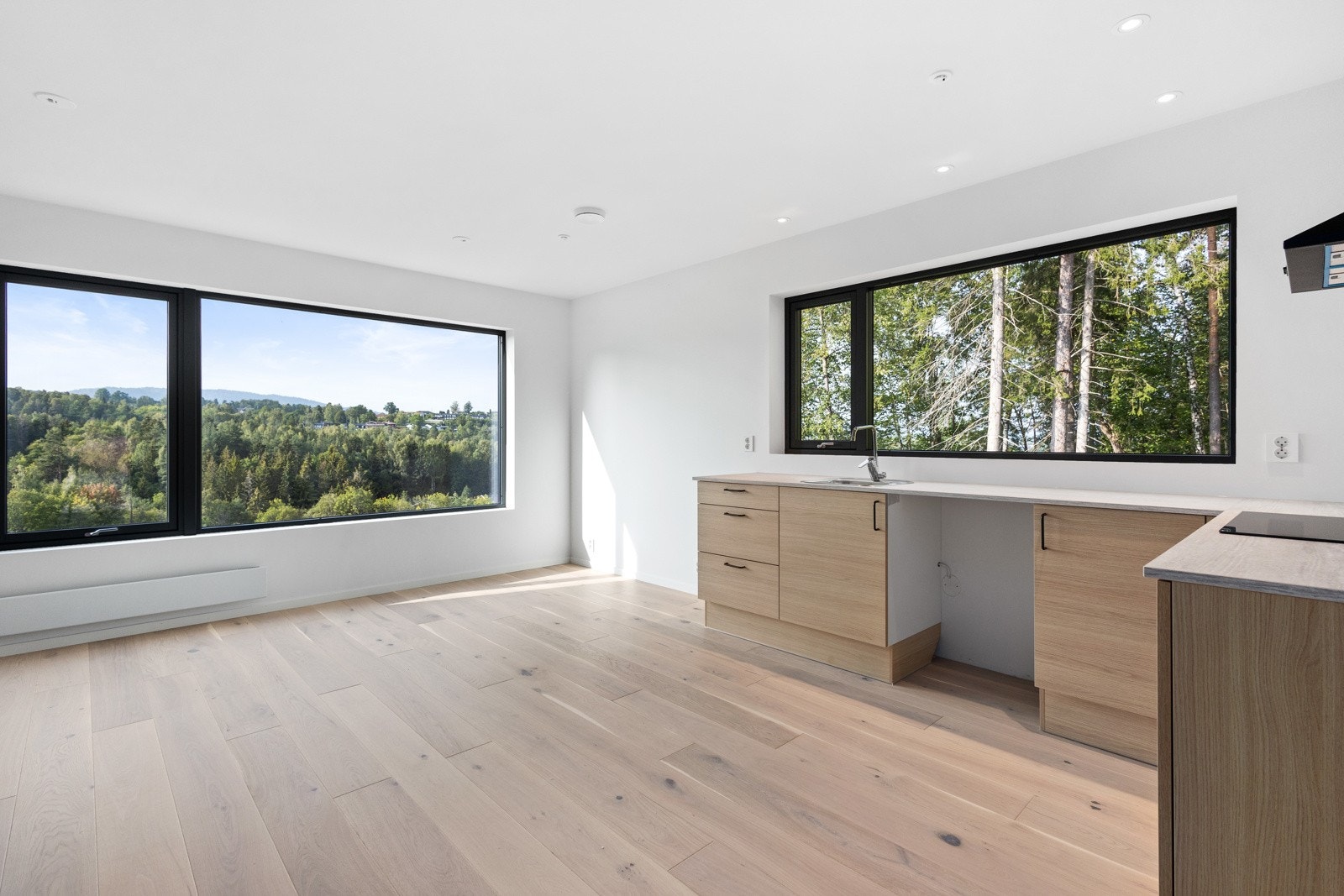 Åpen stue- og kjøkkenløsning med god plass til sofagruppe og spisestue. Galleribilde