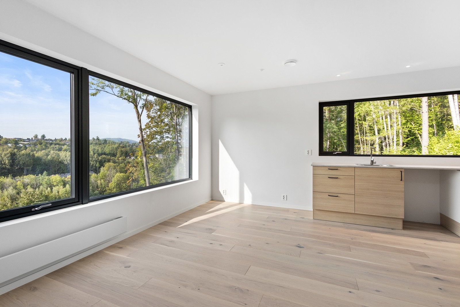 Boligen ligger innerst i blindvei med skogen som nærmeste nabo. Galleribilde