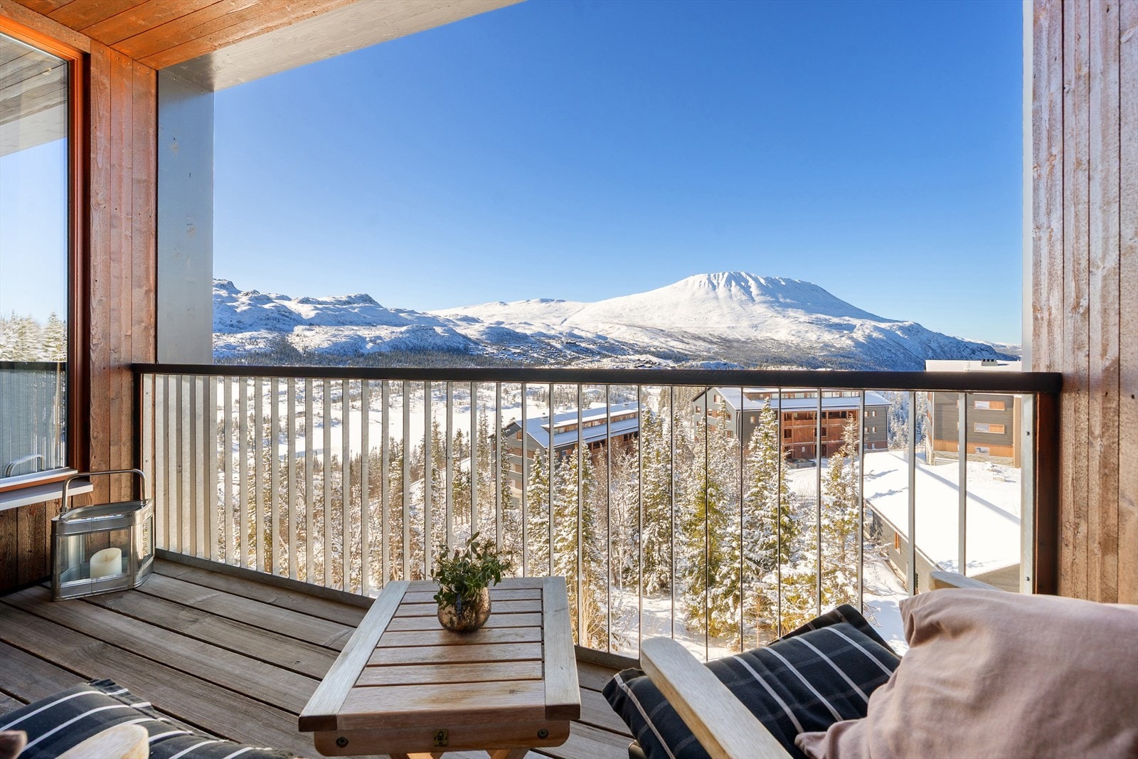Fra sydvest vendt verandaen kan du lene deg tilbake og ta inn den imponerende utsikten mot Gaustatoppen. Her sitter du på første rad til naturens eget panorama, enten du nyter en kopp kaffe og nyter soloppgang eller nyter solnedgang. Galleribilde