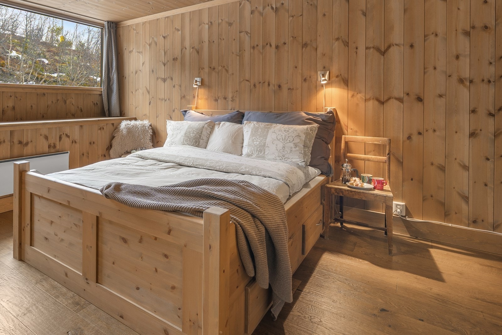 Leiligheten byr på hele fire store gode soverom. Alle rommene er av god størrelse med plass til dobbeltseng/familiekøye og garderobeløsning. Rommene er i dag meget godt utnyttet, med sengeplass til 11. Galleribilde