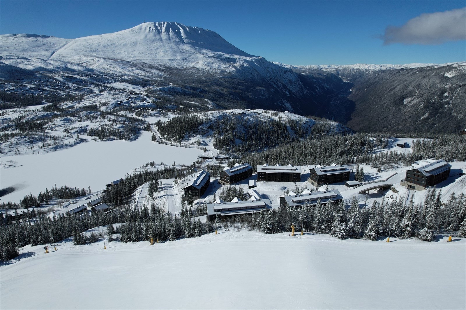Gaustatoppen, ofte omtalt som et av Norges vakreste fjell, ruver majestetisk over Rjukan med sine 1 883 meter over havet. Fra dalbunnen strekker fjellet seg imponerende 1 600 meter opp, og hvert år tiltrekker det seg rundt 30 000 besøkende. Galleribilde