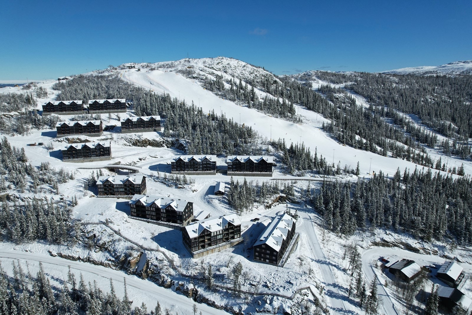 Her ligger du på siden hvor annlegget åpner først. Anlegget har totalt 32 løyper og 12 heiser, inkludert 2 raske ekspresstolheiser. Den lengste bakken er på 3,8 km, og høydeforskjellen mellom toppen og bunnen er på 550 meter. Galleribilde