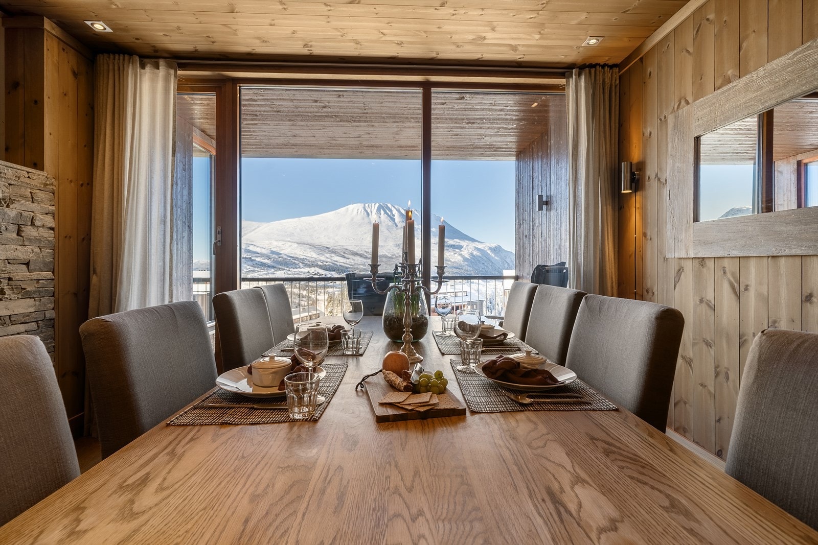 Spiseplassen ligger i tilknytning til kjøkkenet og har god plass til alle gjester. Galleribilde