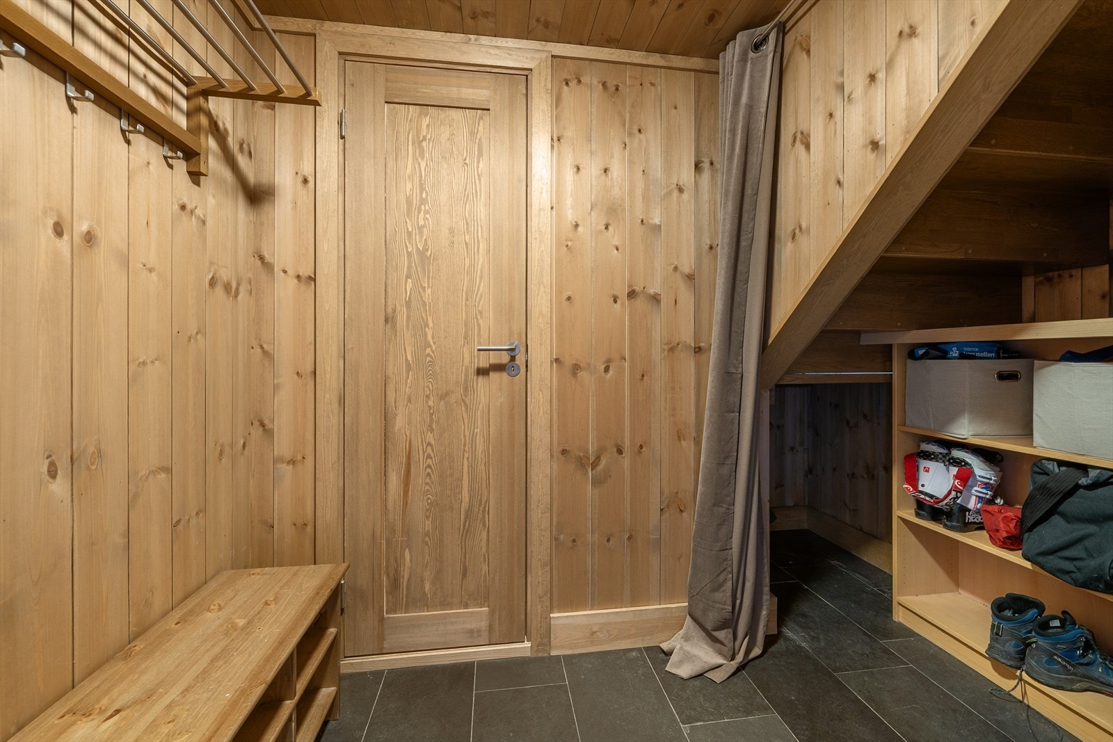 Garderoberommet finner du i tilknytning til entreen. Her er det god plass til både jakker og sko. Teknisk rom er plassert på innsiden av garderoben. Galleribilde