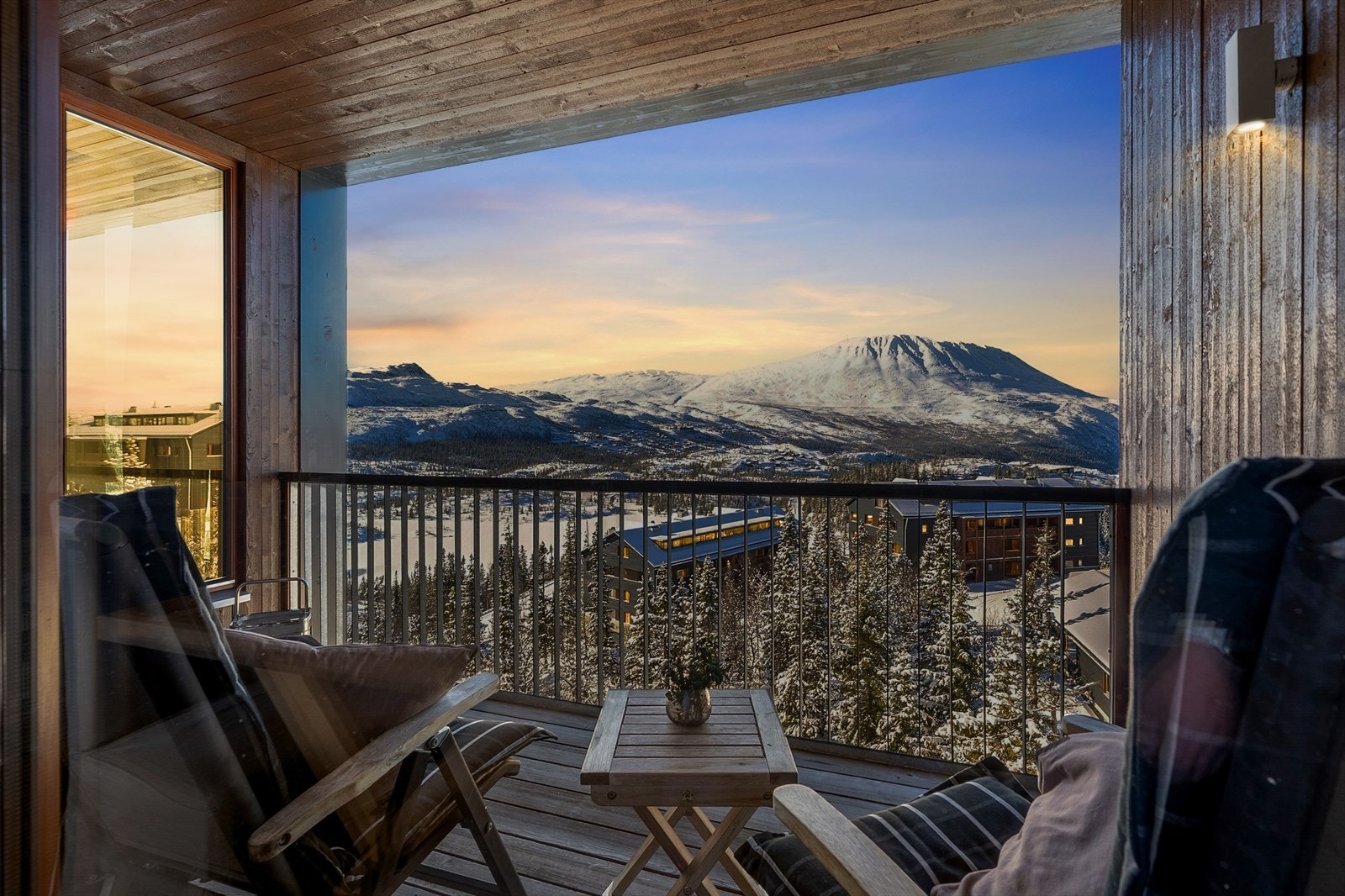 På kvelden går solen ned bak Gaustatoppen Galleribilde