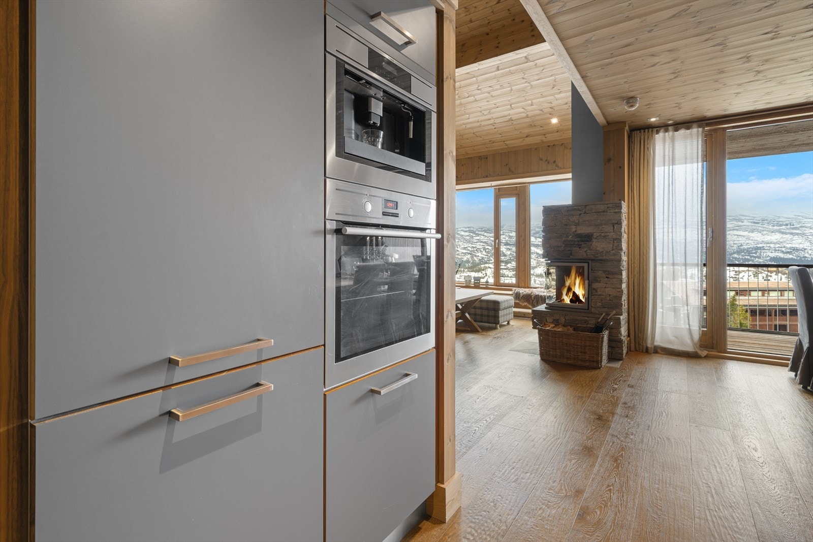 Her blir du fanget av den eventyrlige utsikten, med majestetiske Gaustatoppen tronende rett i front. Et spektakulært skue du aldri blir lei av - uansett vær! Galleribilde