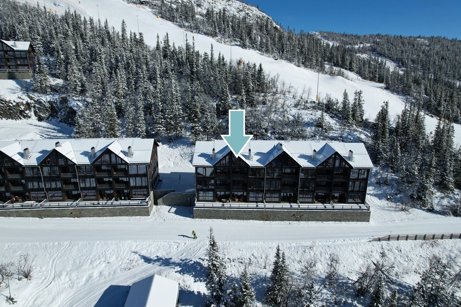 Velkommen til Skipsfjellvegen 144. Toppleilighet med beste beliggenhet på solsiden- innerst i blindvei med panoramautsikt! Rett ut i alpint- og langrennsløyper, og kun få minutters gange til hotellet. Galleribilde