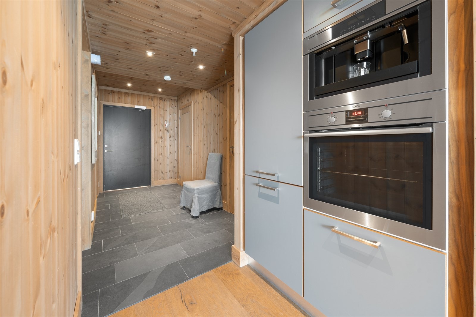 Fra den romslige entréen kommer du inn i kjøkken- og spiseområdet, som er designet for både funksjonalitet og hyggelige måltider. Galleribilde