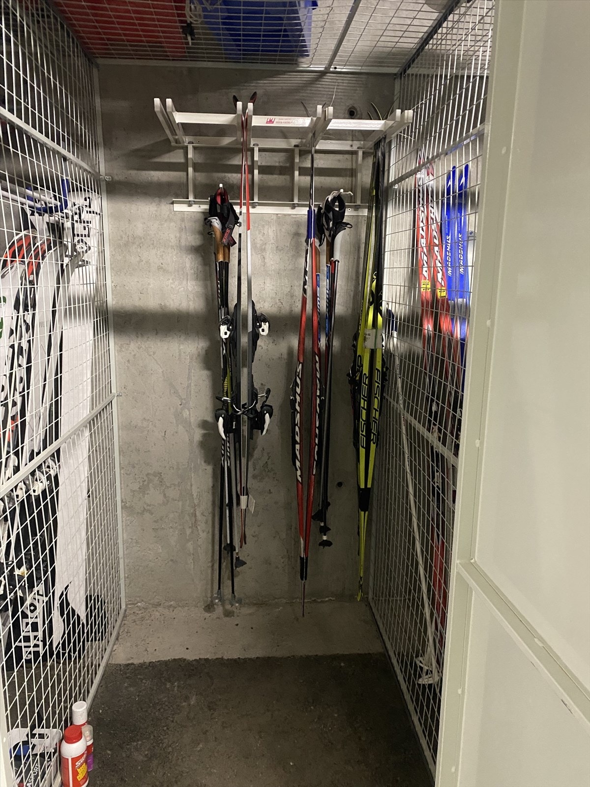 Skibod i garasje Galleribilde