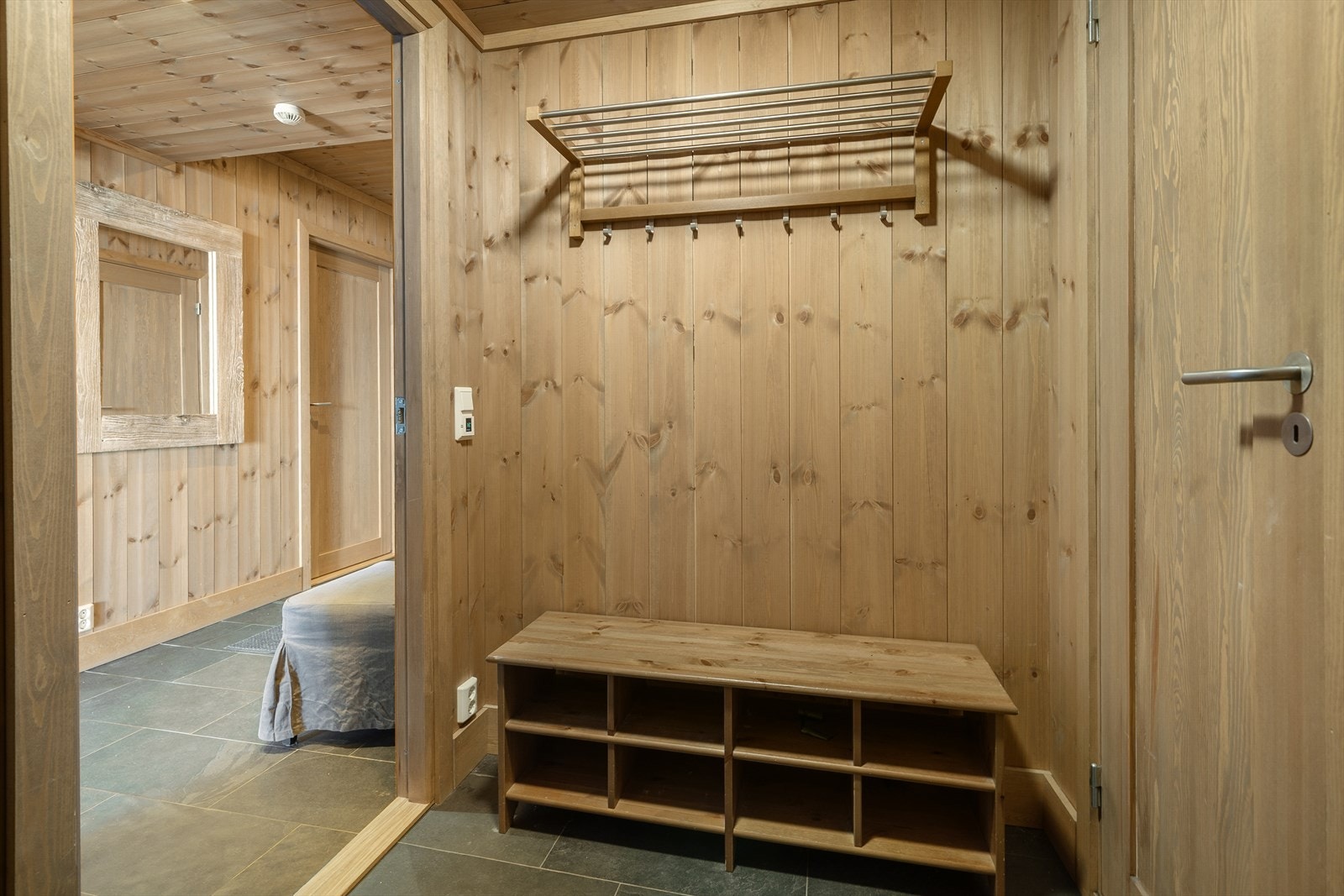 Den romslige garderoben gir god oppbevaringsplass for yttertøy og skiutstyr, perfekt for aktive dager på fjellet. Med en stilren og praktisk innredning bidrar den til en ryddig og innbydende entré. Varmekabler i gang. Galleribilde