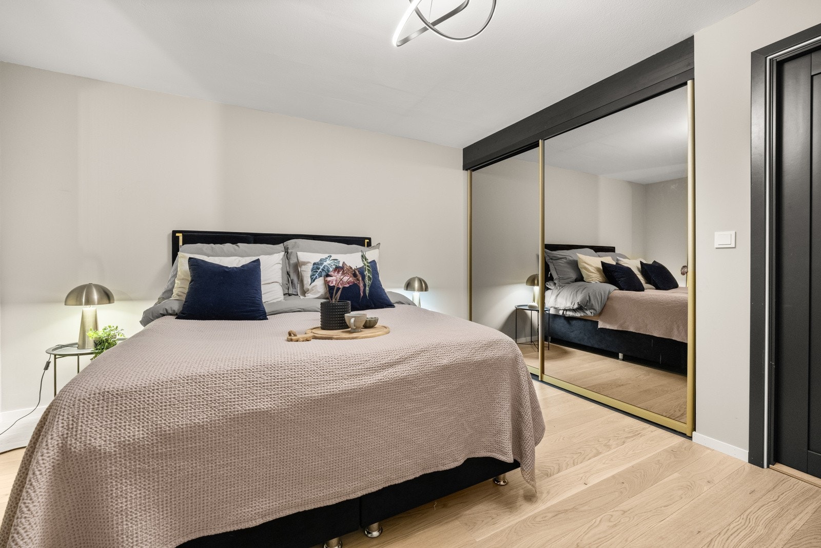 Skyvedørsgarderobe på hovedsoverommet. Galleribilde