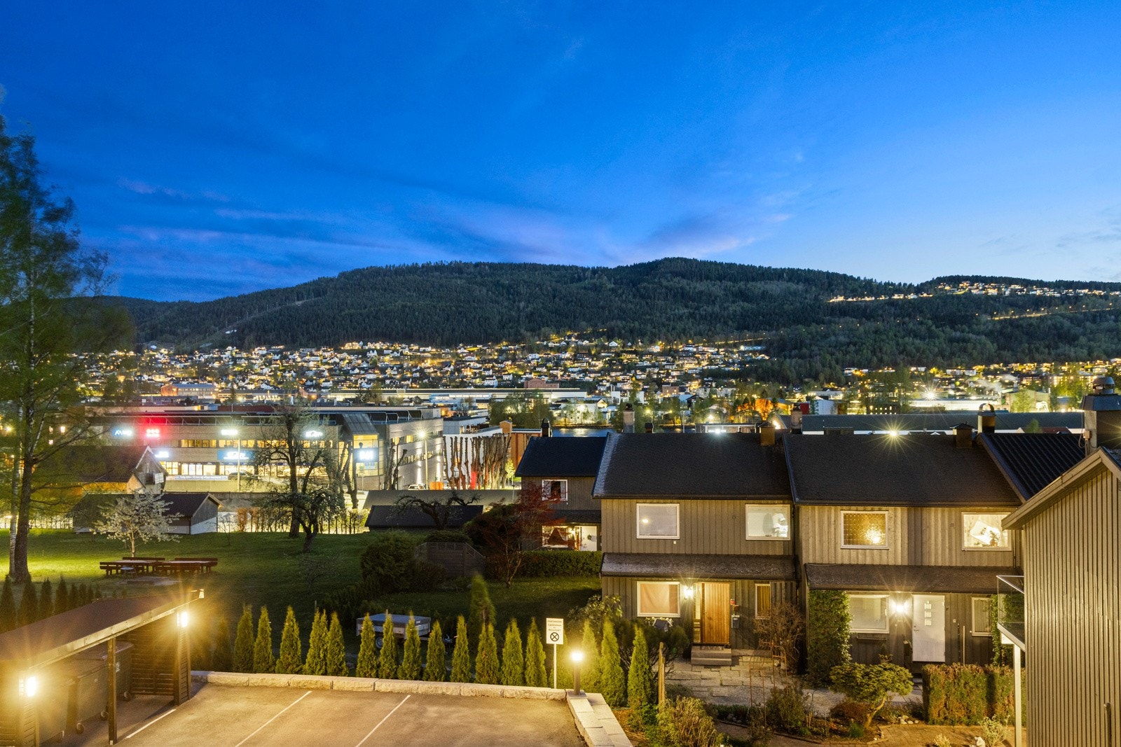 Sydvendt balkong med sol og strålende utsikt. Galleribilde