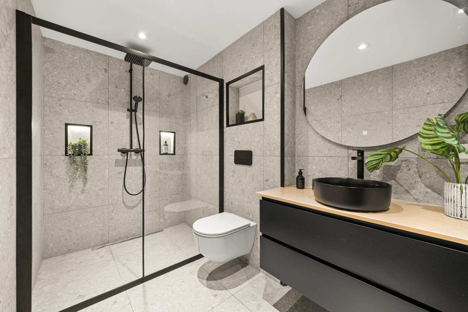 Rålekkert baderom som gode kvaliteter og toppmoderne design. Romslig dusjnisje med regnfallsdusj. Italienske fliser fra Bella. Galleribilde