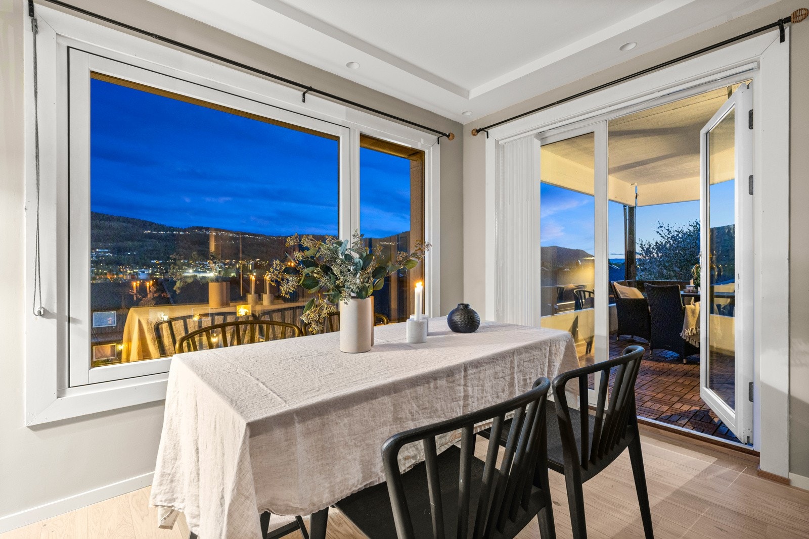 Doble dører i glass ut til balkongen. Galleribilde