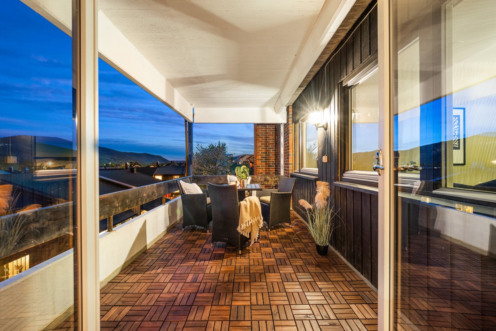 Uteplassen måler ca. 7,5 kvm og har takoverbygg, stikk og utebelysning. Galleribilde