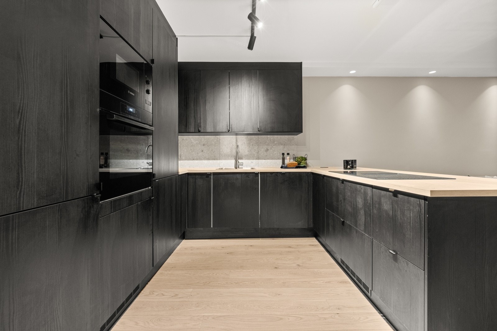 Komplett utstyrt med integrerte hvitevarer. Galleribilde