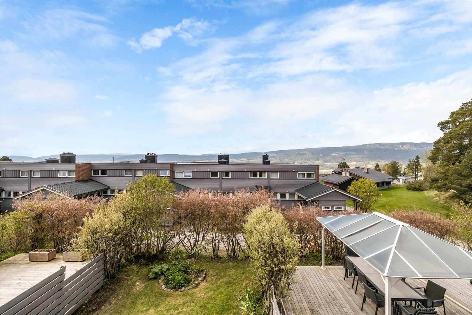 Solrik vestvendt beliggenhet. Området byr også på flotte turmuligheter i nærliggende marka, perfekt for friluftsliv og rekreasjon. Galleribilde