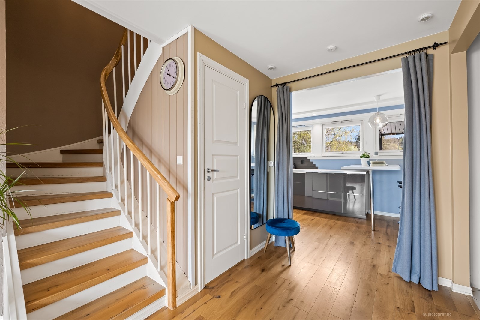 Trappeforbindelse til underetasjen og 2. etasje. Galleribilde