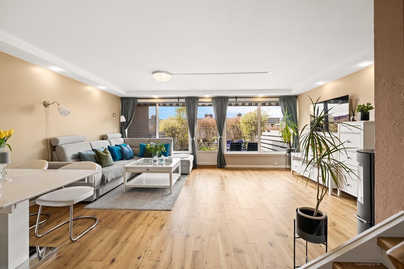 Pent oppusset rekkehus over tre plan med god planløsning og moderne standard Galleribilde