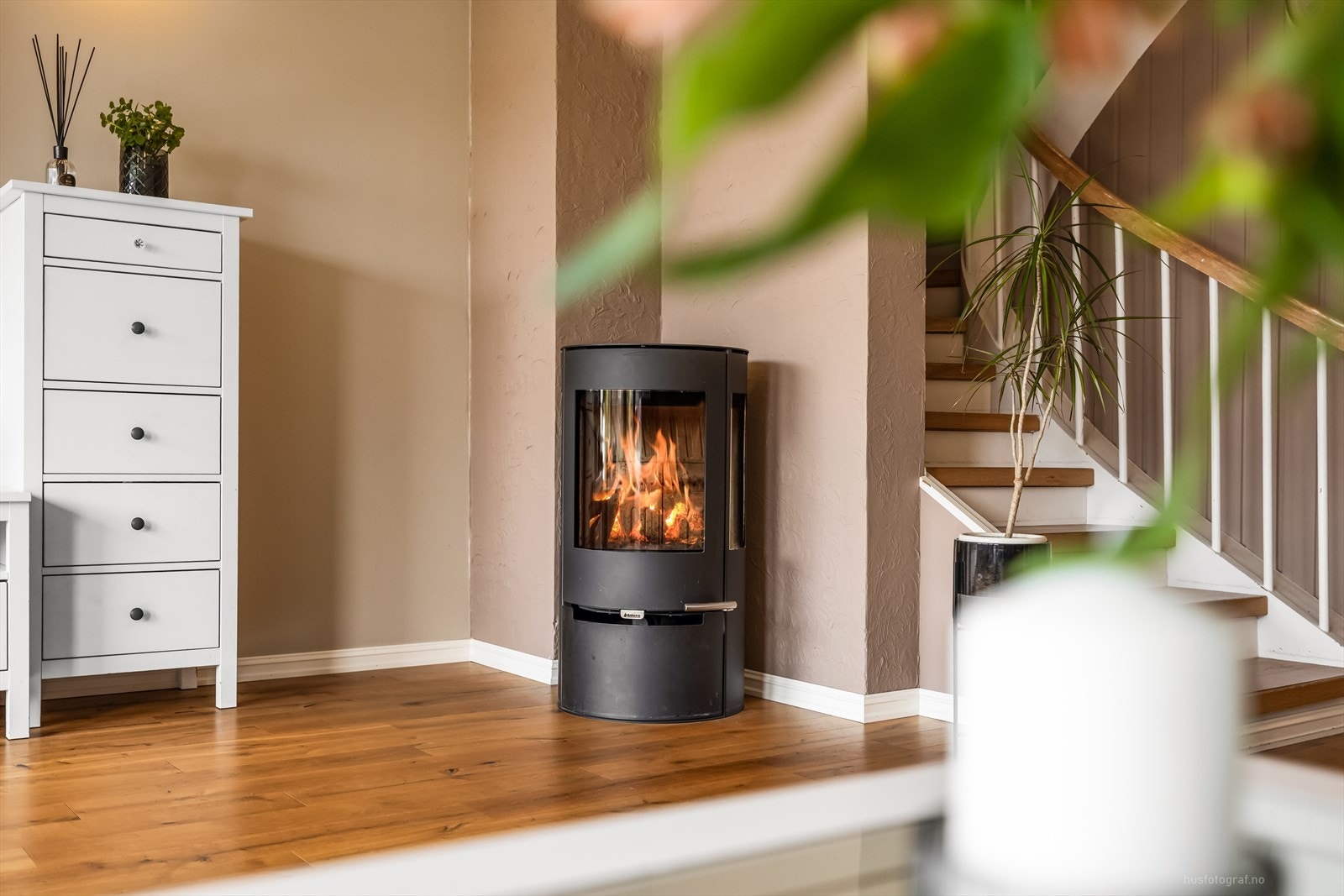 Det er montert pen vedovn og varmepumpe i stuen. Galleribilde