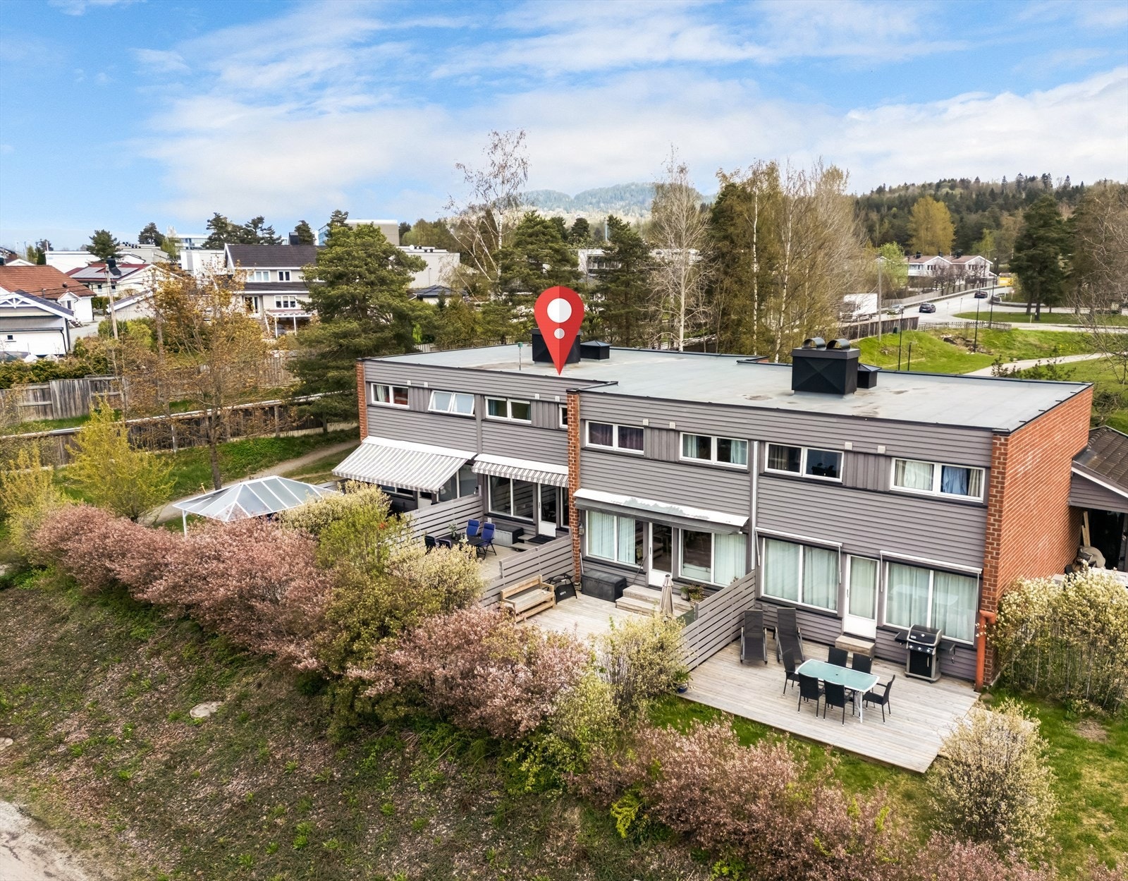 Boligen har kort gangavstand til både Sankt Hallvard barneskole og Tranby ungdomsskole, noe som gjør hverdagen enkel for barnefamilier. Galleribilde