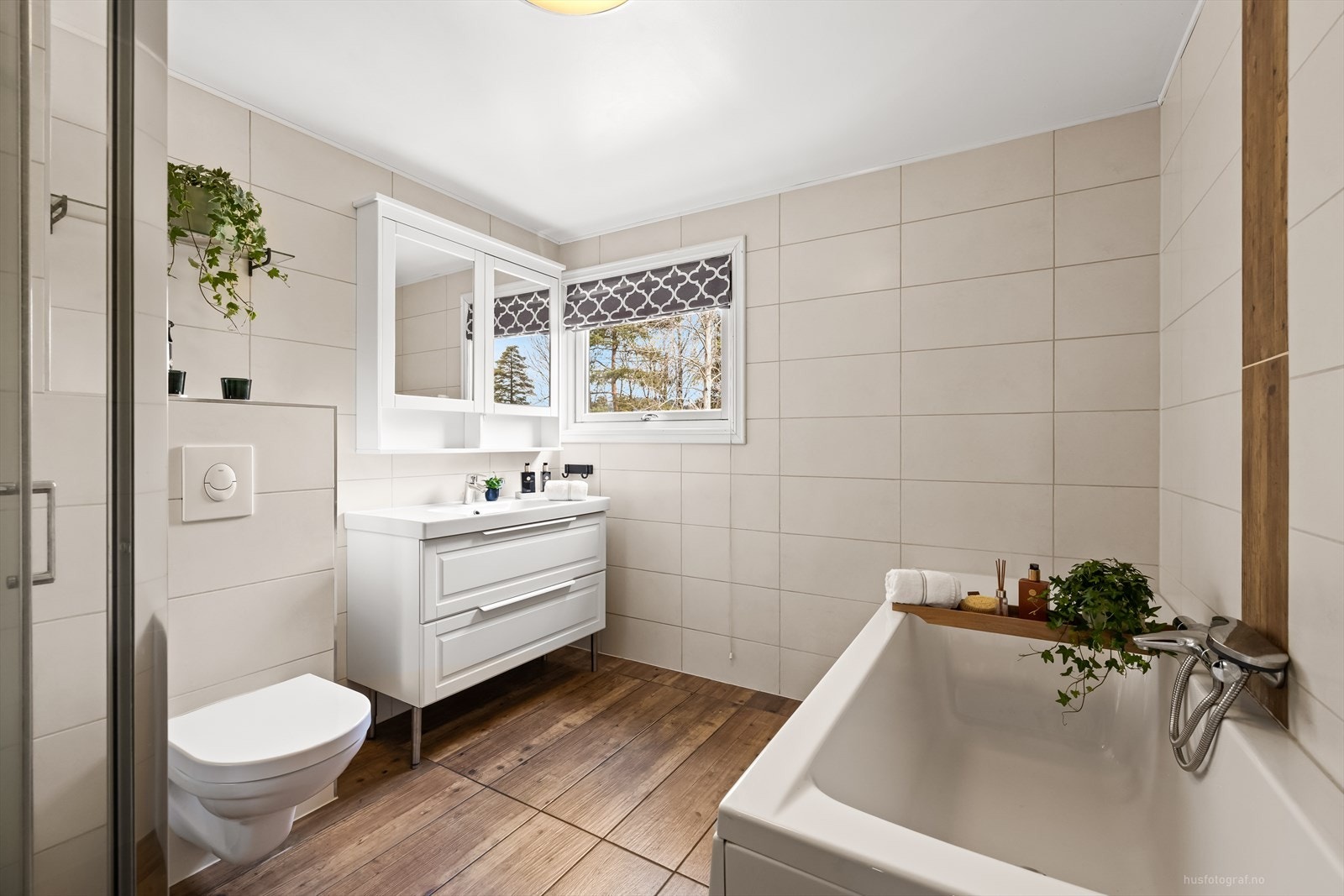 Pent flislagt bad med både dusj og badekar. Galleribilde