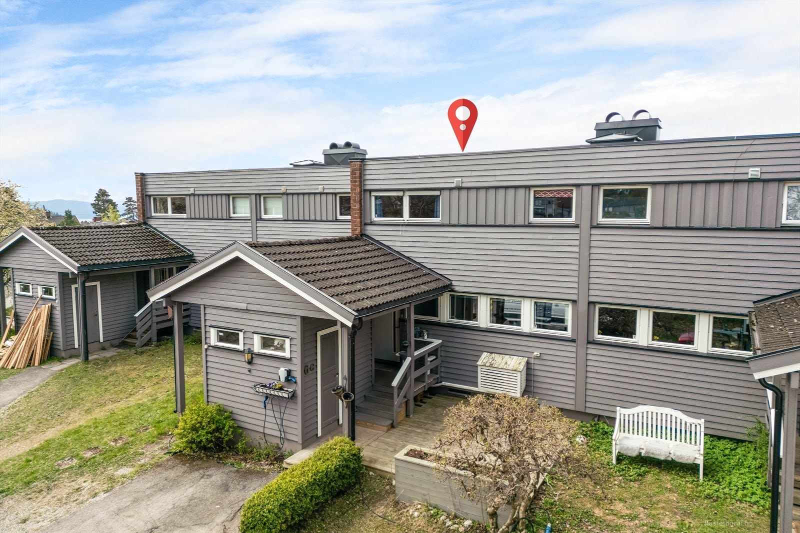 Garasje i felles rekke. Montert elbillader utenfor inngangsparti. Galleribilde