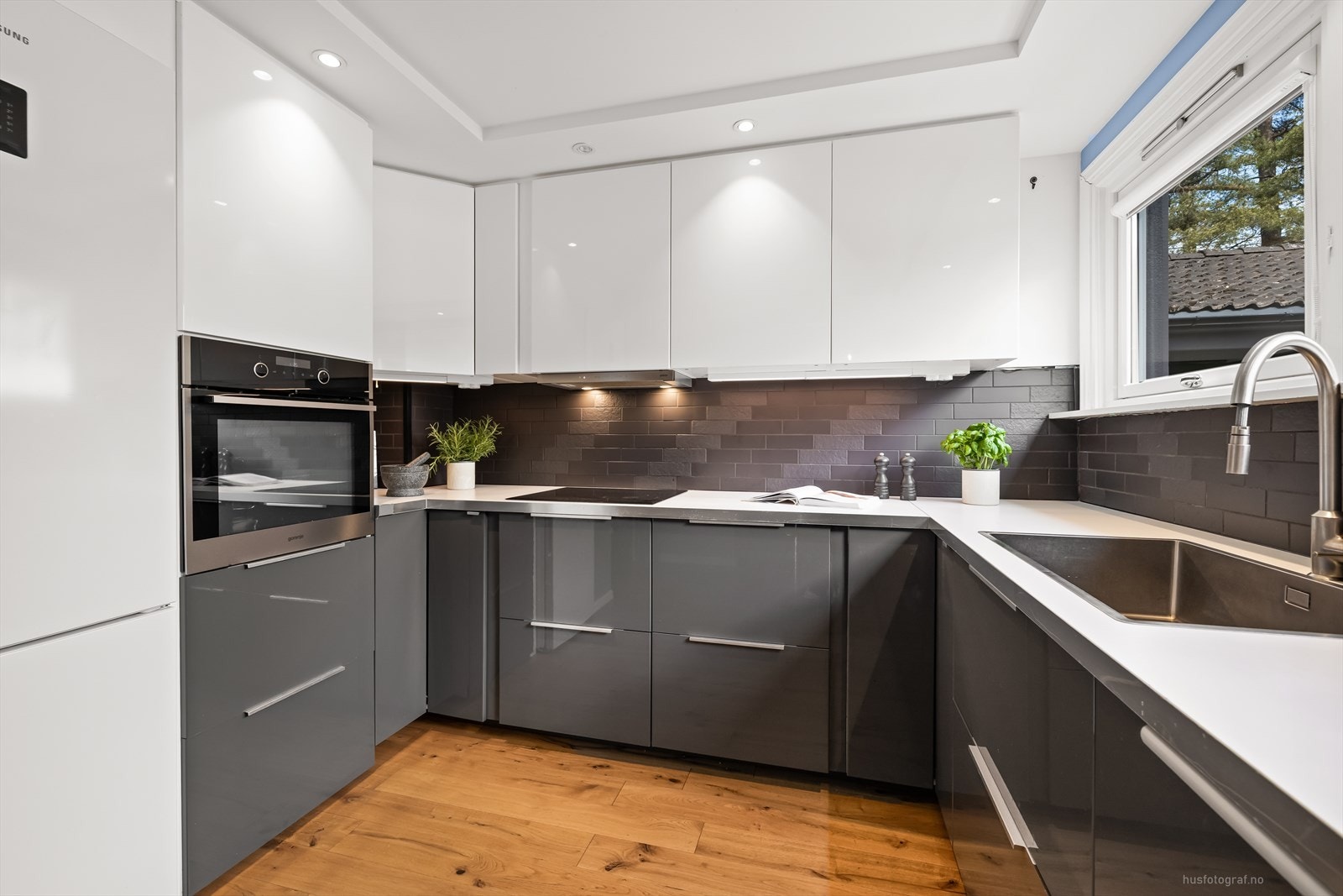 Moderne og med mye skuffe-/ skapplass Galleribilde